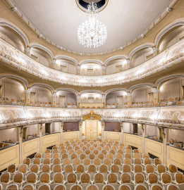 Schloss und Schlossgarten Schwetzingen - Garten - Schlosstheater - Von innen - Zuschauerraum - Von Westen - Blick von der Bühne in den Zuschauerraum; unten umlaufend die Logen, darüber der Balkon, darüber der Rang; unten in der Mitte der Haupteingang zum Parterre; darüber die separierte Mittelloge des Balkons (Gesamter Bau: Länge x Breite: ca. 62 x 35 Meter; Architekt: Nicolas de Pigage (1723-1796); Bauzeit: 1752-1753, Erweiterung 1762, Sanierung: 1937, Renovierung: 1952, Generalsanierung / Umbau 1971-1974, Restaurierung: 1999-2005) (aufgenommen im Januar 2025, am späten Vormittag) Schloss und Schlossgarten Schwetzingen - Garten - Schlosstheater - Von innen - Zuschauerraum - Von Westen - Blick von der Bühne in den Zuschauerraum; unten umlaufend die Logen, darüber der Balkon, darüber der Rang; unten in der Mitte der Haupteingang zum Parterre; darüber die separierte Mittelloge des Balkons (Gesamter Bau: Länge x Breite: ca. 62 x 35 Meter; Architekt: Nicolas de Pigage (1723-1796); Bauzeit: 1752-1753, Erweiterung 1762, Sanierung: 1937, Renovierung: 1952, Generalsanierung / Umbau 1971-1974, Restaurierung: 1999-2005) (aufgenommen im Januar 2025, am späten Vormittag)