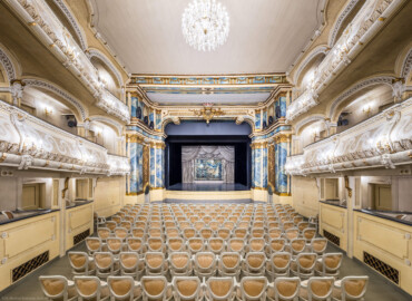 Schloss und Schlossgarten Schwetzingen - Garten - Schlosstheater - Von innen - Zuschauerraum - Von Osten - Zentraler Blick vom Haupteingang im Parterre in den Zuschauerraum, auf das Proszenium, den Orchestergraben und auf die Bühne (Gesamter Bau: Länge x Breite: ca. 62 x 35 Meter; Architekt: Nicolas de Pigage (1723-1796); Bauzeit: 1752-1753, Erweiterung 1762, Sanierung: 1937, Renovierung: 1952, Generalsanierung / Umbau 1971-1974, Restaurierung: 1999-2005) (aufgenommen im Januar 2025, am frühen Nachmittag)