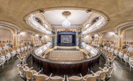 Schloss und Schlossgarten Schwetzingen - Garten - Schlosstheater - Von innen - Zuschauerraum - Von Osten - Zentraler Blick vom Balkon in den Zuschauerraum, auf das Parkett, das Proszenium, den Orchestergraben und auf die Bühne (Gesamter Bau: Länge x Breite: ca. 62 x 35 Meter; Architekt: Nicolas de Pigage (1723-1796); Bauzeit: 1752-1753, Erweiterung 1762, Sanierung: 1937, Renovierung: 1952, Generalsanierung / Umbau 1971-1974, Restaurierung: 1999-2005) (aufgenommen im Januar 2025, am frühen Nachmittag) Schloss und Schlossgarten Schwetzingen - Garten - Schlosstheater - Von innen - Zuschauerraum - Von Osten - Zentraler Blick vom Balkon in den Zuschauerraum, auf das Parkett, das Proszenium, den Orchestergraben und auf die Bühne (Gesamter Bau: Länge x Breite: ca. 62 x 35 Meter; Architekt: Nicolas de Pigage (1723-1796); Bauzeit: 1752-1753, Erweiterung 1762, Sanierung: 1937, Renovierung: 1952, Generalsanierung / Umbau 1971-1974, Restaurierung: 1999-2005) (aufgenommen im Januar 2025, am frühen Nachmittag)