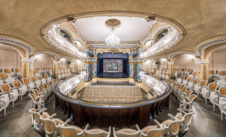 Schloss und Schlossgarten Schwetzingen - Garten - Schlosstheater - Von innen - Zuschauerraum - Von Osten - Zentraler Blick vom Balkon in den Zuschauerraum, auf das Parkett, das Proszenium, den Orchestergraben und auf die Bühne (Gesamter Bau: Länge x Breite: ca. 62 x 35 Meter; Architekt: Nicolas de Pigage (1723-1796); Bauzeit: 1752-1753, Erweiterung 1762, Sanierung: 1937, Renovierung: 1952, Generalsanierung / Umbau 1971-1974, Restaurierung: 1999-2005) (aufgenommen im Januar 2025, am frühen Nachmittag)
