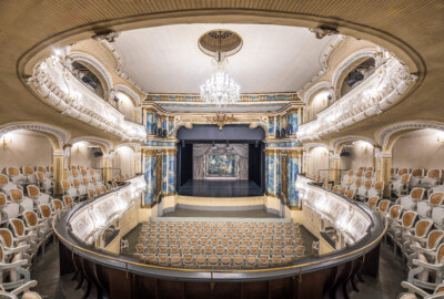 Schloss und Schlossgarten Schwetzingen - Garten - Schlosstheater - Von innen - Zuschauerraum - Von Osten - Zentraler Blick vom Balkon in den Zuschauerraum, auf das Parkett, das Proszenium, den Orchestergraben und auf die Bühne (Gesamter Bau: Länge x Breite: ca. 62 x 35 Meter; Architekt: Nicolas de Pigage (1723-1796); Bauzeit: 1752-1753, Erweiterung 1762, Sanierung: 1937, Renovierung: 1952, Generalsanierung / Umbau 1971-1974, Restaurierung: 1999-2005) (aufgenommen im Januar 2025, am frühen Nachmittag)