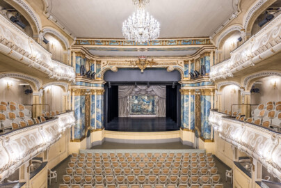 Schloss und Schlossgarten Schwetzingen - Garten - Schlosstheater - Von innen - Zuschauerraum - Von Osten - Zentraler Blick vom Balkon auf den Zuschauerraum, das Proszenium, den Orchestergraben und auf die Bühne; unten umlaufend die Logen, darüber der Balkon, darüber der Rang (Gesamter Bau: Länge x Breite: ca. 62 x 35 Meter; Architekt: Nicolas de Pigage (1723-1796); Bauzeit: 1752-1753, Erweiterung 1762, Sanierung: 1937, Renovierung: 1952, Generalsanierung / Umbau 1971-1974, Restaurierung: 1999-2005) (aufgenommen im Januar 2025, am frühen Nachmittag)