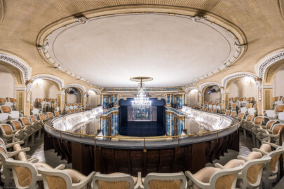 Schloss und Schlossgarten Schwetzingen - Garten - Schlosstheater - Von innen - Zuschauerraum - Von Osten - Zentraler Blick vom Rang in den Zuschauerraum, auf das Proszenium und auf die Bühne (Gesamter Bau: Länge x Breite: ca. 62 x 35 Meter; Architekt: Nicolas de Pigage (1723-1796); Bauzeit: 1752-1753, Erweiterung 1762, Sanierung: 1937, Renovierung: 1952, Generalsanierung / Umbau 1971-1974, Restaurierung: 1999-2005) (aufgenommen im Januar 2025, am Nachmittag) Schloss und Schlossgarten Schwetzingen - Garten - Schlosstheater - Von innen - Zuschauerraum - Von Osten - Zentraler Blick vom Rang in den Zuschauerraum, auf das Proszenium und auf die Bühne (Gesamter Bau: Länge x Breite: ca. 62 x 35 Meter; Architekt: Nicolas de Pigage (1723-1796); Bauzeit: 1752-1753, Erweiterung 1762, Sanierung: 1937, Renovierung: 1952, Generalsanierung / Umbau 1971-1974, Restaurierung: 1999-2005) (aufgenommen im Januar 2025, am Nachmittag)