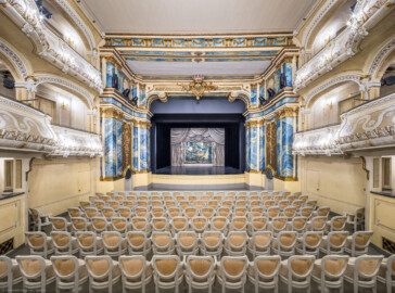 Schloss und Schlossgarten Schwetzingen - Garten - Schlosstheater - Von innen - Zuschauerraum - Von Osten - Zentraler Blick vom Haupteingang im Parterre in den Zuschauerraum, auf das Proszenium, den Orchestergraben und auf die Bühne (Gesamter Bau: Länge x Breite: ca. 62 x 35 Meter; Architekt: Nicolas de Pigage (1723-1796); Bauzeit: 1752-1753, Erweiterung 1762, Sanierung: 1937, Renovierung: 1952, Generalsanierung / Umbau 1971-1974, Restaurierung: 1999-2005) (aufgenommen im Januar 2025, am Nachmittag)