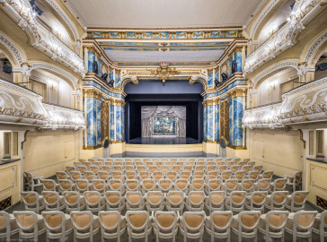 Schloss und Schlossgarten Schwetzingen - Garten - Schlosstheater - Von innen - Zuschauerraum - Von Osten - Zentraler Blick vom Haupteingang im Parterre in den Zuschauerraum, auf das Proszenium, den Orchestergraben und auf die Bühne (Gesamter Bau: Länge x Breite: ca. 62 x 35 Meter; Architekt: Nicolas de Pigage (1723-1796); Bauzeit: 1752-1753, Erweiterung 1762, Sanierung: 1937, Renovierung: 1952, Generalsanierung / Umbau 1971-1974, Restaurierung: 1999-2005) (aufgenommen im Januar 2025, am Nachmittag) Schloss und Schlossgarten Schwetzingen - Garten - Schlosstheater - Von innen - Zuschauerraum - Von Osten - Zentraler Blick vom Haupteingang im Parterre in den Zuschauerraum, auf das Proszenium, den Orchestergraben und auf die Bühne (Gesamter Bau: Länge x Breite: ca. 62 x 35 Meter; Architekt: Nicolas de Pigage (1723-1796); Bauzeit: 1752-1753, Erweiterung 1762, Sanierung: 1937, Renovierung: 1952, Generalsanierung / Umbau 1971-1974, Restaurierung: 1999-2005) (aufgenommen im Januar 2025, am Nachmittag)