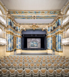 Schloss und Schlossgarten Schwetzingen - Garten - Schlosstheater - Von innen - Zuschauerraum - Von Osten - Zentraler Blick vom Haupteingang im Parterre in den Zuschauerraum, auf das Proszenium, den Orchestergraben und auf die Bühne (Gesamter Bau: Länge x Breite: ca. 62 x 35 Meter; Architekt: Nicolas de Pigage (1723-1796); Bauzeit: 1752-1753, Erweiterung 1762, Sanierung: 1937, Renovierung: 1952, Generalsanierung / Umbau 1971-1974, Restaurierung: 1999-2005) (aufgenommen im Januar 2025, am Nachmittag)