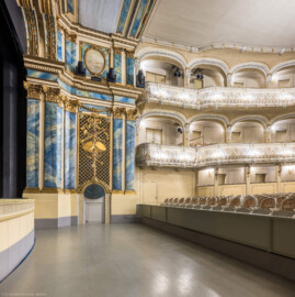 Schloss und Schlossgarten Schwetzingen - Garten - Schlosstheater - Von innen - Proszenium, Orchestergraben - Von Süden - Blick von der Südseite des Orchestergrabens auf die Nordseite des Grabens und des Proszeniums; der in der Höhe verstellbare Boden des Grabens ist hier abgesenkt (Gesamter Bau: Länge x Breite: ca. 62 x 35 Meter; Architekt: Nicolas de Pigage (1723-1796); Bauzeit: 1752-1753, Erweiterung 1762, Sanierung: 1937, Renovierung: 1952, Generalsanierung / Umbau 1971-1974, Restaurierung: 1999-2005) (aufgenommen im Januar 2025, am späten Vormittag) Schloss und Schlossgarten Schwetzingen - Garten - Schlosstheater - Von innen - Proszenium, Orchestergraben - Von Süden - Blick von der Südseite des Orchestergrabens auf die Nordseite des Grabens und des Proszeniums; der in der Höhe verstellbare Boden des Grabens ist hier abgesenkt (Gesamter Bau: Länge x Breite: ca. 62 x 35 Meter; Architekt: Nicolas de Pigage (1723-1796); Bauzeit: 1752-1753, Erweiterung 1762, Sanierung: 1937, Renovierung: 1952, Generalsanierung / Umbau 1971-1974, Restaurierung: 1999-2005) (aufgenommen im Januar 2025, am späten Vormittag)