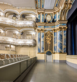 Schloss und Schlossgarten Schwetzingen - Garten - Schlosstheater - Von innen - Proszenium, Orchestergraben - Von Norden - Blick von der Nordseite des Orchestergrabens auf die Südseite des Grabens und des Proszeniums; der in der Höhe verstellbare Boden des Grabens ist hier abgesenkt (Gesamter Bau: Länge x Breite: ca. 62 x 35 Meter; Architekt: Nicolas de Pigage (1723-1796); Bauzeit: 1752-1753, Erweiterung 1762, Sanierung: 1937, Renovierung: 1952, Generalsanierung / Umbau 1971-1974, Restaurierung: 1999-2005) (aufgenommen im Januar 2025, am späten Vormittag) Schloss und Schlossgarten Schwetzingen - Garten - Schlosstheater - Von innen - Proszenium, Orchestergraben - Von Norden - Blick von der Nordseite des Orchestergrabens auf die Südseite des Grabens und des Proszeniums; der in der Höhe verstellbare Boden des Grabens ist hier abgesenkt (Gesamter Bau: Länge x Breite: ca. 62 x 35 Meter; Architekt: Nicolas de Pigage (1723-1796); Bauzeit: 1752-1753, Erweiterung 1762, Sanierung: 1937, Renovierung: 1952, Generalsanierung / Umbau 1971-1974, Restaurierung: 1999-2005) (aufgenommen im Januar 2025, am späten Vormittag)