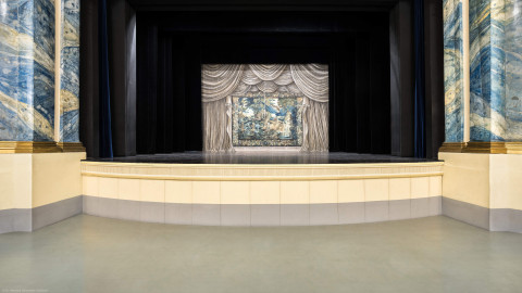 Schloss und Schlossgarten Schwetzingen - Garten - Schlosstheater - Von innen - Proszenium - Orchestergraben - Von Osten - Blick vom östlichen Rand des Orchestergrabens nach Westen auf den Graben und auf die Bühne; der in der Höhe verstellbare Boden des Grabens ist hier abgesenkt; auf der Bühne der Bühnenprospekt "Jupiter Transformatus" mit der Darstellung von Jupiter und Antiope (Gesamter Bau: Länge x Breite: ca. 62 x 35 Meter; Architekt: Nicolas de Pigage (1723-1796); Bauzeit: 1752-1753, Erweiterung 1762, Sanierung: 1937, Renovierung: 1952, Generalsanierung / Umbau 1971-1974, Restaurierung: 1999-2005) (aufgenommen im Januar 2025, um die Mittagszeit) Schloss und Schlossgarten Schwetzingen - Garten - Schlosstheater - Von innen - Proszenium - Orchestergraben - Von Osten - Blick vom östlichen Rand des Orchestergrabens nach Westen auf den Graben und auf die Bühne; der in der Höhe verstellbare Boden des Grabens ist hier abgesenkt; auf der Bühne der Bühnenprospekt "Jupiter Transformatus" mit der Darstellung von Jupiter und Antiope (Gesamter Bau: Länge x Breite: ca. 62 x 35 Meter; Architekt: Nicolas de Pigage (1723-1796); Bauzeit: 1752-1753, Erweiterung 1762, Sanierung: 1937, Renovierung: 1952, Generalsanierung / Umbau 1971-1974, Restaurierung: 1999-2005) (aufgenommen im Januar 2025, um die Mittagszeit)