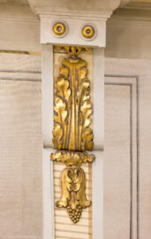 Schloss und Schlossgarten Schwetzingen - Garten - Schlosstheater - Von innen - Südlicher Logenumlauf im Parterre - Von Norden - Blick auf eine Logenstütze mit vergoldetem Blattschmuck oberhalb der Logenbrüstung (Gesamter Bau: Länge x Breite: ca. 62 x 35 Meter; Architekt: Nicolas de Pigage (1723-1796); Bauzeit: 1752-1753, Erweiterung 1762, Sanierung: 1937, Renovierung: 1952, Generalsanierung / Umbau 1971-1974, Restaurierung: 1999-2005) (aufgenommen im Januar 2025, um die Mittagszeit) Schloss und Schlossgarten Schwetzingen - Garten - Schlosstheater - Von innen - Südlicher Logenumlauf im Parterre - Von Norden - Blick auf eine Logenstütze mit vergoldetem Blattschmuck oberhalb der Logenbrüstung (Gesamter Bau: Länge x Breite: ca. 62 x 35 Meter; Architekt: Nicolas de Pigage (1723-1796); Bauzeit: 1752-1753, Erweiterung 1762, Sanierung: 1937, Renovierung: 1952, Generalsanierung / Umbau 1971-1974, Restaurierung: 1999-2005) (aufgenommen im Januar 2025, um die Mittagszeit)