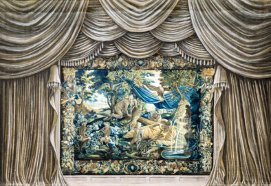 Schloss und Schlossgarten Schwetzingen - Garten - Schlosstheater - Von innen - Bühne / Bühnenprospekte - Bühnenprospekt "Jupiter Transformatus" mit der Darstellung von Jupiter und Antiope, gemalt als Gobelin / Tapisserie; Breite x Höhe: ca. 8,6 x 6,2 Meter (Gesamter Bau: Länge x Breite: ca. 62 x 35 Meter; Architekt: Nicolas de Pigage (1723-1796); Bauzeit: 1752-1753, Erweiterung 1762, Sanierung: 1937, Renovierung: 1952, Generalsanierung / Umbau 1971-1974, Restaurierung: 1999-2005) (aufgenommen im Januar 2025, am frühen Nachmittag)