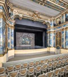 Schloss und Schlossgarten Schwetzingen - Garten - Schlosstheater - Von innen - Proszenium, Orchestergraben - Von Südost - Blick von der südwestlichen Loge im Parterre auf den Orchestergraben, das Proszenium, die Bühne und in das Parterre; der in der Höhe verstellbare Boden des Grabens ist hier abgesenkt (Gesamter Bau: Länge x Breite: ca. 62 x 35 Meter; Architekt: Nicolas de Pigage (1723-1796); Bauzeit: 1752-1753, Erweiterung 1762, Sanierung: 1937, Renovierung: 1952, Generalsanierung / Umbau 1971-1974, Restaurierung: 1999-2005) (aufgenommen im Januar 2025, am Nachmittag) Schloss und Schlossgarten Schwetzingen - Garten - Schlosstheater - Von innen - Proszenium, Orchestergraben - Von Südost - Blick von der südwestlichen Loge im Parterre auf den Orchestergraben, das Proszenium, die Bühne und in das Parterre; der in der Höhe verstellbare Boden des Grabens ist hier abgesenkt (Gesamter Bau: Länge x Breite: ca. 62 x 35 Meter; Architekt: Nicolas de Pigage (1723-1796); Bauzeit: 1752-1753, Erweiterung 1762, Sanierung: 1937, Renovierung: 1952, Generalsanierung / Umbau 1971-1974, Restaurierung: 1999-2005) (aufgenommen im Januar 2025, am Nachmittag)