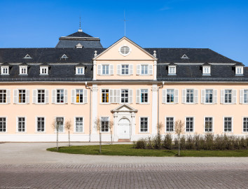 Schloss und Schlossgarten Schwetzingen - Schloss - Nordflügel / Hofkavaliersflügel - Längsbau - Von Süden - Blick vom Ehrenhof nach Norden auf die Südfassade des Nordflügels; links der Mitte im Hintergrund das Dach des Oberen Wasserwerks (Nordflügel: L-förmig, Länge x Breite Längsbau ca. 50 x 14 Meter, Querbau ca. 15 x 12 Meter; Architekt: Johann Adam Breunig (1660-1727); Fertigstellung: 1710) (aufgenommen im März 2025, um die Mittagszeit) Schloss und Schlossgarten Schwetzingen - Schloss - Nordflügel / Hofkavaliersflügel - Längsbau - Von Süden - Blick vom Ehrenhof nach Norden auf die Südfassade des Nordflügels; links der Mitte im Hintergrund das Dach des Oberen Wasserwerks (Nordflügel: L-förmig, Länge x Breite Längsbau ca. 50 x 14 Meter, Querbau ca. 15 x 12 Meter; Architekt: Johann Adam Breunig (1660-1727); Fertigstellung: 1710) (aufgenommen im März 2025, um die Mittagszeit)