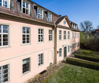 Schloss und Schlossgarten Schwetzingen - Garten - Gesandtenhaus (ehemaliges Prinzenhaus) / Amtsgericht - Von Süden - Blick aus einem Fenster an der Rückseite des mittleren Pavillons des nördlichen Zirkelbaus auf die Südostfassade und das Portal des Gesandtenhauses (Nutzung: Wohnungen für Angehörige der kurfürstlichen Familie, ausländische Besucher, Nicolas de Pigage (1723-1796), Friedrich Ludwig Skell (1750-1823), Johann Michael Zeyher (1770-1843), Sterbeort von Johann Peter Hebel (1760-1826), ab 1805 Amtsgericht) (Bau: Länge x Breite: ca. 40 x 17 Meter; Bauzeit: um 1723; Architekt: unbekannt) (aufgenommen im April 2025, am späten Vormittag) Schloss und Schlossgarten Schwetzingen - Garten - Gesandtenhaus (ehemaliges Prinzenhaus) / Amtsgericht - Von Süden - Blick aus einem Fenster an der Rückseite des mittleren Pavillons des nördlichen Zirkelbaus auf die Südostfassade und das Portal des Gesandtenhauses (Nutzung: Wohnungen für Angehörige der kurfürstlichen Familie, ausländische Besucher, Nicolas de Pigage (1723-1796), Friedrich Ludwig Skell (1750-1823), Johann Michael Zeyher (1770-1843), Sterbeort von Johann Peter Hebel (1760-1826), ab 1805 Amtsgericht) (Bau: Länge x Breite: ca. 40 x 17 Meter; Bauzeit: um 1723; Architekt: unbekannt) (aufgenommen im April 2025, am späten Vormittag)