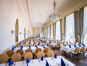 Schloss und Schlossgarten Schwetzingen - Garten - Nördlicher Zirkelbau - Zwischenbau Konzertsaal - Von innen - Blick von der Trennwand zum Foyer nach Südosten in den Konzertsaal, den mittleren Pavillon, den Tagungssaal (hinter der ersten Trennwand) und den Kammermusiksaal (hinter der zweiten Trennwand) (Gesamter Bau: Länge Bogen ca. 175 Meter, Breite zwischen ca. 11 und 18 Meter, 51 Achsen, 5 Pavillons, 4 Zwischenbauten; Architekt: Alessandro Alessandro Galli da Bibiena (1686-1748), Bauleitung: zuerst Guillaume d’Hauberat (1680–1749), dann Nicolas de Pigage (1723-1796); Bauzeit: 1748-1750) (aufgenommen im April 2025, um die Mittagszeit)