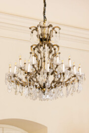 Schloss und Schlossgarten Schwetzingen - Garten - Nördlicher Zirkelbau - Westlicher Pavillon / Foyer des Schlosstheaters - Von innen - Blick auf einen der Kronleuchter des Foyers (Gesamter Bau: Länge Bogen ca. 175 Meter, Breite zwischen ca. 11 und 18 Meter, 51 Achsen, 5 Pavillons, 4 Zwischenbauten; Architekt: Alessandro Alessandro Galli da Bibiena (1686-1748), Bauleitung: zuerst Guillaume d’Hauberat (1680–1749), dann Nicolas de Pigage (1723-1796); Bauzeit: 1748-1750) (aufgenommen im April 2025, am frühen Nachmittag) Schloss und Schlossgarten Schwetzingen - Garten - Nördlicher Zirkelbau - Westlicher Pavillon / Foyer des Schlosstheaters - Von innen - Blick auf einen der Kronleuchter des Foyers (Gesamter Bau: Länge Bogen ca. 175 Meter, Breite zwischen ca. 11 und 18 Meter, 51 Achsen, 5 Pavillons, 4 Zwischenbauten; Architekt: Alessandro Alessandro Galli da Bibiena (1686-1748), Bauleitung: zuerst Guillaume d’Hauberat (1680–1749), dann Nicolas de Pigage (1723-1796); Bauzeit: 1748-1750) (aufgenommen im April 2025, am frühen Nachmittag)