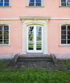 Schloss und Schlossgarten Schwetzingen - Garten - Gesandtenhaus (ehemaliges Prinzenhaus) / Amtsgericht - Von Nordwest - Blick vom Gesandtenhausgarten auf das rückseitige Portal des Gesandtenhauses (Nutzung: Wohnungen für Angehörige der kurfürstlichen Familie, ausländische Besucher, Nicolas de Pigage (1723-1796), Friedrich Ludwig Skell (1750-1823), Johann Michael Zeyher (1770-1843), Sterbeort von Johann Peter Hebel (1760-1826), ab 1805 Amtsgericht) (Bau: Länge x Breite: ca. 40 x 17 Meter; Bauzeit: um 1723; Architekt: unbekannt) (aufgenommen im April 2025, am frühen Nachmittag) Schloss und Schlossgarten Schwetzingen - Garten - Gesandtenhaus (ehemaliges Prinzenhaus) / Amtsgericht - Von Nordwest - Blick vom Gesandtenhausgarten auf das rückseitige Portal des Gesandtenhauses (Nutzung: Wohnungen für Angehörige der kurfürstlichen Familie, ausländische Besucher, Nicolas de Pigage (1723-1796), Friedrich Ludwig Skell (1750-1823), Johann Michael Zeyher (1770-1843), Sterbeort von Johann Peter Hebel (1760-1826), ab 1805 Amtsgericht) (Bau: Länge x Breite: ca. 40 x 17 Meter; Bauzeit: um 1723; Architekt: unbekannt) (aufgenommen im April 2025, am frühen Nachmittag)