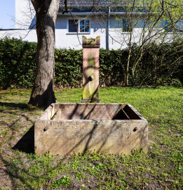 Schloss und Schlossgarten Schwetzingen - Garten - Gesandtenhaus (ehemaliges Prinzenhaus) / Amtsgericht - Südostseite - Blick auf den (heute stillgelegten) Brunnen rechts des Weges zum Haupt-Eingang; der Baum links neben dem Brunnen ist eine Sommer-Linde (Tilia platyphyllos, Baum-Nr. 69) (Nutzung: Wohnungen für Angehörige der kurfürstlichen Familie, ausländische Besucher, Nicolas de Pigage (1723-1796), Friedrich Ludwig Skell (1750-1823), Johann Michael Zeyher (1770-1843), Sterbeort von Johann Peter Hebel (1760-1826), ab 1805 Amtsgericht) (Bau: Länge x Breite: ca. 40 x 17 Meter; Bauzeit: um 1723; Architekt: unbekannt) (aufgenommen im April 2025, am Nachmittag) Schloss und Schlossgarten Schwetzingen - Garten - Gesandtenhaus (ehemaliges Prinzenhaus) / Amtsgericht - Südostseite - Blick auf den (heute stillgelegten) Brunnen rechts des Weges zum Haupt-Eingang; der Baum links neben dem Brunnen ist eine Sommer-Linde (Tilia platyphyllos, Baum-Nr. 69) (Nutzung: Wohnungen für Angehörige der kurfürstlichen Familie, ausländische Besucher, Nicolas de Pigage (1723-1796), Friedrich Ludwig Skell (1750-1823), Johann Michael Zeyher (1770-1843), Sterbeort von Johann Peter Hebel (1760-1826), ab 1805 Amtsgericht) (Bau: Länge x Breite: ca. 40 x 17 Meter; Bauzeit: um 1723; Architekt: unbekannt) (aufgenommen im April 2025, am Nachmittag)