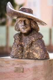 Schloss und Schlossgarten Schwetzingen - Außerhalb von Schloss und Garten - Schwetzingen - Pigage-Platz (beim Hotel Adler Post), Schlossstraße - Pigage-Denkmal - Blick auf das Denkmal für Nicolas de Pigage (1723-1796) zur Erinnerung an seinen 300. Geburtstag (Bildhauer: Hatto Zeidler (*1938), Datierung: 2023, Einweihung: 22.07.2023) (aufgenommen im April 2025, am Nachmittag) Schloss und Schlossgarten Schwetzingen - Außerhalb von Schloss und Garten - Schwetzingen - Pigage-Platz (beim Hotel Adler Post), Schlossstraße - Pigage-Denkmal - Blick auf das Denkmal für Nicolas de Pigage (1723-1796) zur Erinnerung an seinen 300. Geburtstag (Bildhauer: Hatto Zeidler (*1938), Datierung: 2023, Einweihung: 22.07.2023) (aufgenommen im April 2025, am Nachmittag)