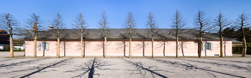 Schloss und Schlossgarten Schwetzingen - Garten - Invalidenkaserne (ehemaliges Baumagazin) - Westflügel - Von Westen - Blick auf die Westfassade des Westflügels; die beiden Fenster gehören zu xylon, ebenso der gesamte Westflügel (Vierflügelanlage: Länge x Breite: ca. 60 x 50 Meter; Westflügel: ca. 50 x 10 Meter; Bauzeit: um 1774; Architekt des Baummagazins: Nicolas de Pigage; Umbau zur Kaserne: Ingenieur-Oberst von Pfister) (aufgenommen im April 2025, am Nachmittag)