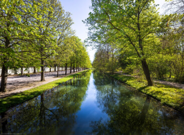 Schloss und Schlossgarten Schwetzingen - Garten - Querachse Schwarzmeer - Von Norden - Blick von der Holzbrücke beim Schwarzen Meerle / bei der Baumsschule nach Süden auf den Leimbach-Kanal und auf die daneben verlaufende Querachse Schwarzmeer (aufgenommen im April 2025, am Nachmittag)