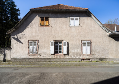 Schloss und Schlossgarten Schwetzingen - Sonstige Bauten - Altes Waschhaus (Forsthausstraße 14) - Von Süden - Blick von der Nordseite des Palais-Ysenburg auf die Südseite des alten Waschhauses (die frühere Schlosswäscherei) (aufgenommen im April 2025, am späten Nachmittag) Schloss und Schlossgarten Schwetzingen - Sonstige Bauten - Altes Waschhaus (Forsthausstraße 14) - Von Süden - Blick von der Nordseite des Palais-Ysenburg auf die Südseite des alten Waschhauses (die frühere Schlosswäscherei) (aufgenommen im April 2025, am späten Nachmittag)