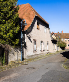 Schloss und Schlossgarten Schwetzingen - Sonstige Bauten - Altes Waschhaus (Forsthausstraße 14) - Von Südwest - Blick vom großen Tor / der Durchfahrt zum Schlossgarten in der Forsthausstraße nach Nordost auf die Südseite des alten Waschhauses (die frühere Schlosswäscherei) (aufgenommen im April 2025, am späten Nachmittag) Schloss und Schlossgarten Schwetzingen - Sonstige Bauten - Altes Waschhaus (Forsthausstraße 14) - Von Südwest - Blick vom großen Tor / der Durchfahrt zum Schlossgarten in der Forsthausstraße nach Nordost auf die Südseite des alten Waschhauses (die frühere Schlosswäscherei) (aufgenommen im April 2025, am späten Nachmittag)