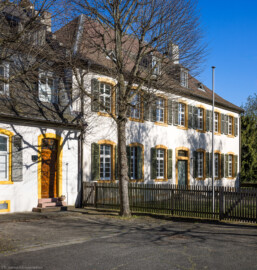 Schloss und Schlossgarten Schwetzingen - Sonstige Bauten - Altes Forstamt (Forsthausstraße 11) - Von Nordwest - Blick vom Ende der Forsthausstraße nach Südost auf die Westseite des Alten Forstamtes (rechts); links davon der Verbindungsbau zwischen Forstamt und Palais Ysenburg (Bau: Länge x Breite: ca. 22 x 14 Meter; Geschosse: 2; Fensterachsen: 7; Bauzeit: 1760; erbaut als Haus des kurfürstlichen Oberjägermeisters; Verbindung mit dem Palais Ysenburg: 1775; Architekt: unbekannt) (aufgenommen im April 2025, am späten Nachmittag)