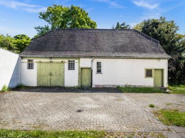 Schloss und Schlossgarten Schwetzingen - Sonstige Bauten - Altes Forstamt (Forsthausstraße 11) - Remise - Von Norden - Blick vom Garten auf der Rückseite des Forstamts nach Süden auf die Remise (Bau: Länge x Breite: ca. 22 x 14 Meter; Geschosse: 2; Fensterachsen: 7; Bauzeit: 1760; erbaut als Haus des kurfürstlichen Oberjägermeisters; Verbindung mit dem Palais Ysenburg: 1775; Architekt: unbekannt) (aufgenommen im April 2025, am Nachmittag)