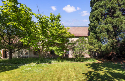 Schloss und Schlossgarten Schwetzingen - Sonstige Bauten im / Nähe Garten - Ehemaliges Hofgärtnerhaus, südlich Baumagazin - Südostseite - Blick auf die Gartenseite des ehemaligen Hofgärtnerhauses; der zweite Baum von links ist eine Honoki-Magnolie (Magnolia obovata), der Baum rechts davon ein Fächer-Ahorn (Acer palmatum) und der ganz rechte Baum ein Mammutbaum (wohl Sequoiadendron giganteum) (Architekten: Franz Wilhelm Rabaliatti (1714–1782) und Nicolas de Pigage (1723-1796); Bauzeit: 1760-1763, größere Um- und Erweiterungsbauten 1815-1816; Abmessungen: Grundfäche ca. 17 x 6 m, Firsthöhe ca. 9 m) (aufgenommen im April 2025, um die Mittagszeit) Schloss und Schlossgarten Schwetzingen - Sonstige Bauten im / Nähe Garten - Ehemaliges Hofgärtnerhaus, südlich Baumagazin - Südostseite - Blick auf die Gartenseite des ehemaligen Hofgärtnerhauses; der zweite Baum von links ist eine Honoki-Magnolie (Magnolia obovata), der Baum rechts davon ein Fächer-Ahorn (Acer palmatum) und der ganz rechte Baum ein Mammutbaum (wohl Sequoiadendron giganteum) (Architekten: Franz Wilhelm Rabaliatti (1714–1782) und Nicolas de Pigage (1723-1796); Bauzeit: 1760-1763, größere Um- und Erweiterungsbauten 1815-1816; Abmessungen: Grundfäche ca. 17 x 6 m, Firsthöhe ca. 9 m) (aufgenommen im April 2025, um die Mittagszeit)