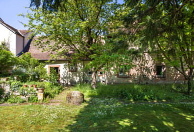 Schloss und Schlossgarten Schwetzingen - Sonstige Bauten im / Nähe Garten - Hofgärtnerhäuser, südlich Baumagazin - Garten (südöstlich) - Blick in den Garten der Hofgärtnerhäuser; ganz links der Verbindungsbau zum Hofgärtnerhaus, in der Mitte der Anbau (früher als Stallungen genutzt) zum ehemaligen Hofgärtnerhaus und ganz rechts das ehemalige Hofgärtnerhaus (aufgenommen im April 2025, um die Mittagszeit) Schloss und Schlossgarten Schwetzingen - Sonstige Bauten im / Nähe Garten - Hofgärtnerhäuser, südlich Baumagazin - Garten (südöstlich) - Blick in den Garten der Hofgärtnerhäuser; ganz links der Verbindungsbau zum Hofgärtnerhaus, in der Mitte der Anbau (früher als Stallungen genutzt) zum ehemaligen Hofgärtnerhaus und ganz rechts das ehemalige Hofgärtnerhaus (aufgenommen im April 2025, um die Mittagszeit)