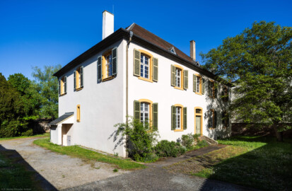 Schloss und Schlossgarten Schwetzingen - Sonstige Bauten - Altes Forstamt (Forsthausstraße 11) - Von Südost - Blick von der Remise auf die Südseite (links) mit dem überdachten Kellereingang und auf die Ostseite (rechts) mit dem Osteingang zum Forstamt; der Baum rechts ist eine Echte Walnuss (Juglans regia) (Bau: Länge x Breite: ca. 22 x 14 Meter; Geschosse: 2; Fensterachsen: 7; Bauzeit: 1760; erbaut als Haus des kurfürstlichen Oberjägermeisters; Verbindung mit dem Palais Ysenburg: 1775; Architekt: unbekannt) (aufgenommen im April 2025, am Vormittag) Schloss und Schlossgarten Schwetzingen - Sonstige Bauten - Altes Forstamt (Forsthausstraße 11) - Von Südost - Blick von der Remise auf die Südseite (links) mit dem überdachten Kellereingang und auf die Ostseite (rechts) mit dem Osteingang zum Forstamt; der Baum rechts ist eine Echte Walnuss (Juglans regia) (Bau: Länge x Breite: ca. 22 x 14 Meter; Geschosse: 2; Fensterachsen: 7; Bauzeit: 1760; erbaut als Haus des kurfürstlichen Oberjägermeisters; Verbindung mit dem Palais Ysenburg: 1775; Architekt: unbekannt) (aufgenommen im April 2025, am Vormittag)