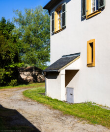 Schloss und Schlossgarten Schwetzingen - Sonstige Bauten - Altes Forstamt (Forsthausstraße 11) - Von Südost - Blick von der Remise auf die Südseite mit dem überdachten Kellereingang (Bau: Länge x Breite: ca. 22 x 14 Meter; Geschosse: 2; Fensterachsen: 7; Bauzeit: 1760; erbaut als Haus des kurfürstlichen Oberjägermeisters; Verbindung mit dem Palais Ysenburg: 1775; Architekt: unbekannt) (aufgenommen im April 2025, am Vormittag) Schloss und Schlossgarten Schwetzingen - Sonstige Bauten - Altes Forstamt (Forsthausstraße 11) - Von Südost - Blick von der Remise auf die Südseite mit dem überdachten Kellereingang (Bau: Länge x Breite: ca. 22 x 14 Meter; Geschosse: 2; Fensterachsen: 7; Bauzeit: 1760; erbaut als Haus des kurfürstlichen Oberjägermeisters; Verbindung mit dem Palais Ysenburg: 1775; Architekt: unbekannt) (aufgenommen im April 2025, am Vormittag)