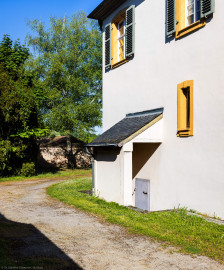 Schloss und Schlossgarten Schwetzingen - Sonstige Bauten - Altes Forstamt (Forsthausstraße 11) - Von Südost - Blick von der Remise auf die Südseite mit dem überdachten Kellereingang (Bau: Länge x Breite: ca. 22 x 14 Meter; Geschosse: 2; Fensterachsen: 7; Bauzeit: 1760; erbaut als Haus des kurfürstlichen Oberjägermeisters; Verbindung mit dem Palais Ysenburg: 1775; Architekt: unbekannt) (aufgenommen im April 2025, am Vormittag) Schloss und Schlossgarten Schwetzingen - Sonstige Bauten - Altes Forstamt (Forsthausstraße 11) - Von Südost - Blick von der Remise auf die Südseite mit dem überdachten Kellereingang (Bau: Länge x Breite: ca. 22 x 14 Meter; Geschosse: 2; Fensterachsen: 7; Bauzeit: 1760; erbaut als Haus des kurfürstlichen Oberjägermeisters; Verbindung mit dem Palais Ysenburg: 1775; Architekt: unbekannt) (aufgenommen im April 2025, am Vormittag)
