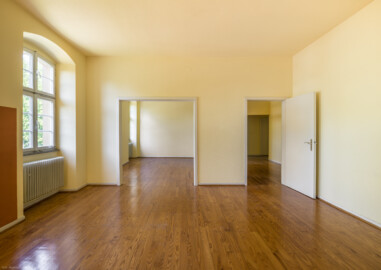 Schloss und Schlossgarten Schwetzingen - Sonstige Bauten - Altes Forstamt (Forsthausstraße 11) - Von innen - Obergeschoss - Wohnung / Nordwestliche Zimmer - Von Süden - Blick nach Norden in Zimmer der Wohnung im Obergeschoss (Bau: Länge x Breite: ca. 22 x 14 Meter; Geschosse: 2; Fensterachsen: 7; Bauzeit: 1760; erbaut als Haus des kurfürstlichen Oberjägermeisters; Verbindung mit dem Palais Ysenburg: 1775; Architekt: unbekannt) (aufgenommen im April 2025, um die Mittagszeit)