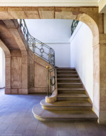 Schloss und Schlossgarten Schwetzingen - Sonstige Bauten - Altes Forstamt (Forsthausstraße 11) - Von innen - Treppenhaus - Erdgeschoss - Von Norden - Blick nach Süden auf die Treppe aus Sandstein mit dem schmiedeeisernen Geländer (Bau: Länge x Breite: ca. 22 x 14 Meter; Geschosse: 2; Fensterachsen: 7; Bauzeit: 1760; erbaut als Haus des kurfürstlichen Oberjägermeisters; Verbindung mit dem Palais Ysenburg: 1775; Architekt: unbekannt) (aufgenommen im April 2025, am frühen Nachmittag)