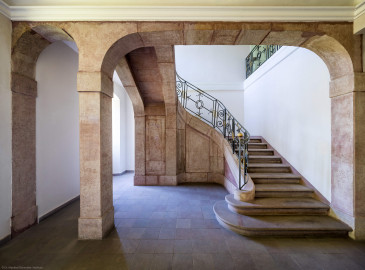 Schloss und Schlossgarten Schwetzingen - Sonstige Bauten - Altes Forstamt (Forsthausstraße 11) - Von innen - Treppenhaus - Erdgeschoss - Von Norden - Zentraler Blick nach Süden in das Treppenhaus und auf die Treppe aus Sandstein mit dem schmiedeeisernen Geländer; im Vordergrund ganz links die (nicht sichtbare) östliche Eingangstür; im Vordergrund ganz rechts der (nicht sichtbare) Durchgang in den westlichen Teil des Erdgeschosses (Bau: Länge x Breite: ca. 22 x 14 Meter; Geschosse: 2; Fensterachsen: 7; Bauzeit: 1760; erbaut als Haus des kurfürstlichen Oberjägermeisters; Verbindung mit dem Palais Ysenburg: 1775; Architekt: unbekannt) (aufgenommen im April 2025, am frühen Nachmittag) Schloss und Schlossgarten Schwetzingen - Sonstige Bauten - Altes Forstamt (Forsthausstraße 11) - Von innen - Treppenhaus - Erdgeschoss - Von Norden - Zentraler Blick nach Süden in das Treppenhaus und auf die Treppe aus Sandstein mit dem schmiedeeisernen Geländer; im Vordergrund ganz links die (nicht sichtbare) östliche Eingangstür; im Vordergrund ganz rechts der (nicht sichtbare) Durchgang in den westlichen Teil des Erdgeschosses (Bau: Länge x Breite: ca. 22 x 14 Meter; Geschosse: 2; Fensterachsen: 7; Bauzeit: 1760; erbaut als Haus des kurfürstlichen Oberjägermeisters; Verbindung mit dem Palais Ysenburg: 1775; Architekt: unbekannt) (aufgenommen im April 2025, am frühen Nachmittag)