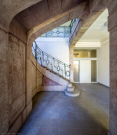 Schloss und Schlossgarten Schwetzingen - Sonstige Bauten - Altes Forstamt (Forsthausstraße 11) - Von innen - Treppenhaus - Erdgeschoss - Von Osten - Blick nach Westen auf die Treppe aus Sandstein mit dem schmiedeeisernen Geländer; links hinter der Sandsteinmauer der Abgang zum Keller; rechts der Durchgang in den westlichen Teil des Erdgeschosses (Bau: Länge x Breite: ca. 22 x 14 Meter; Geschosse: 2; Fensterachsen: 7; Bauzeit: 1760; erbaut als Haus des kurfürstlichen Oberjägermeisters; Verbindung mit dem Palais Ysenburg: 1775; Architekt: unbekannt) (aufgenommen im April 2025, am frühen Nachmittag) Schloss und Schlossgarten Schwetzingen - Sonstige Bauten - Altes Forstamt (Forsthausstraße 11) - Von innen - Treppenhaus - Erdgeschoss - Von Osten - Blick nach Westen auf die Treppe aus Sandstein mit dem schmiedeeisernen Geländer; links hinter der Sandsteinmauer der Abgang zum Keller; rechts der Durchgang in den westlichen Teil des Erdgeschosses (Bau: Länge x Breite: ca. 22 x 14 Meter; Geschosse: 2; Fensterachsen: 7; Bauzeit: 1760; erbaut als Haus des kurfürstlichen Oberjägermeisters; Verbindung mit dem Palais Ysenburg: 1775; Architekt: unbekannt) (aufgenommen im April 2025, am frühen Nachmittag)