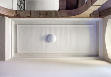 Schloss und Schlossgarten Schwetzingen - Sonstige Bauten - Altes Forstamt (Forsthausstraße 11) - Von innen - Treppenhaus - Erdgeschoss - Zentraler Blick vom Flur hinter der östlichen Eingangstür nach oben auf die Decke zum Obergeschoss; rechts ist Osten (Bau: Länge x Breite: ca. 22 x 14 Meter; Geschosse: 2; Fensterachsen: 7; Bauzeit: 1760; erbaut als Haus des kurfürstlichen Oberjägermeisters; Verbindung mit dem Palais Ysenburg: 1775; Architekt: unbekannt) (aufgenommen im April 2025, am Nachmittag) Schloss und Schlossgarten Schwetzingen - Sonstige Bauten - Altes Forstamt (Forsthausstraße 11) - Von innen - Treppenhaus - Erdgeschoss - Zentraler Blick vom Flur hinter der östlichen Eingangstür nach oben auf die Decke zum Obergeschoss; rechts ist Osten (Bau: Länge x Breite: ca. 22 x 14 Meter; Geschosse: 2; Fensterachsen: 7; Bauzeit: 1760; erbaut als Haus des kurfürstlichen Oberjägermeisters; Verbindung mit dem Palais Ysenburg: 1775; Architekt: unbekannt) (aufgenommen im April 2025, am Nachmittag)