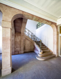 Schloss und Schlossgarten Schwetzingen - Sonstige Bauten - Altes Forstamt (Forsthausstraße 11) - Von innen - Treppenhaus - Erdgeschoss - Von Nordost - Blick nach Südwesten auf die Treppe aus Sandstein mit dem schmiedeeisernen Geländer; links hinter der Sandsteinmauer der Abgang zum Keller; rechts der Durchgang in den westlichen Teil des Erdgeschosses (Bau: Länge x Breite: ca. 22 x 14 Meter; Geschosse: 2; Fensterachsen: 7; Bauzeit: 1760; erbaut als Haus des kurfürstlichen Oberjägermeisters; Verbindung mit dem Palais Ysenburg: 1775; Architekt: unbekannt) (aufgenommen im April 2025, am Nachmittag)