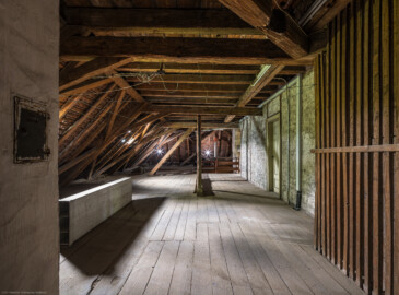 Schloss und Schlossgarten Schwetzingen - Sonstige Bauten - Altes Forstamt (Forsthausstraße 11) - Von innen - Dachstuhl / Speicher - Von Norden - Blick nach Süden in den Dachstuhl; rechts eine Wand, dahinter das einzige Zimmer im unteren Teil des Dachstuhls (Bau: Länge x Breite: ca. 22 x 14 Meter; Geschosse: 2; Fensterachsen: 7; Bauzeit: 1760; erbaut als Haus des kurfürstlichen Oberjägermeisters; Verbindung mit dem Palais Ysenburg: 1775; Architekt: unbekannt) (aufgenommen im Juni 2025, am frühen Nachmittag)