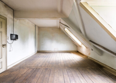 Schloss und Schlossgarten Schwetzingen - Sonstige Bauten - Altes Forstamt (Forsthausstraße 11) - Von innen - Dachstuhl / Speicher - Von Norden - Blick in das einzige Zimmer im unteren Teil des Dachstuhls (Bau: Länge x Breite: ca. 22 x 14 Meter; Geschosse: 2; Fensterachsen: 7; Bauzeit: 1760; erbaut als Haus des kurfürstlichen Oberjägermeisters; Verbindung mit dem Palais Ysenburg: 1775; Architekt: unbekannt) (aufgenommen im Juni 2025, am frühen Nachmittag)