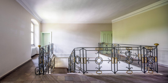 Schloss und Schlossgarten Schwetzingen - Sonstige Bauten - Altes Forstamt (Forsthausstraße 11) - Von innen - Treppenhaus - Obergeschoss - Von Norden - Blick nach Süden in das Treppenhaus und auf die Treppe aus Sandstein mit dem schmiedeeisernen Geländer; die Tür links führt in eine Wohnung, die Tür rechts in den Speicher bzw. den Dachstuhl (Bau: Länge x Breite: ca. 22 x 14 Meter; Geschosse: 2; Fensterachsen: 7; Bauzeit: 1760; erbaut als Haus des kurfürstlichen Oberjägermeisters; Verbindung mit dem Palais Ysenburg: 1775; Architekt: unbekannt) (aufgenommen im Juni 2025, am Nachmittag) Schloss und Schlossgarten Schwetzingen - Sonstige Bauten - Altes Forstamt (Forsthausstraße 11) - Von innen - Treppenhaus - Obergeschoss - Von Norden - Blick nach Süden in das Treppenhaus und auf die Treppe aus Sandstein mit dem schmiedeeisernen Geländer; die Tür links führt in eine Wohnung, die Tür rechts in den Speicher bzw. den Dachstuhl (Bau: Länge x Breite: ca. 22 x 14 Meter; Geschosse: 2; Fensterachsen: 7; Bauzeit: 1760; erbaut als Haus des kurfürstlichen Oberjägermeisters; Verbindung mit dem Palais Ysenburg: 1775; Architekt: unbekannt) (aufgenommen im Juni 2025, am Nachmittag)