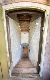 Schloss und Schlossgarten Schwetzingen - Sonstige Bauten - Altes Forstamt (Forsthausstraße 11) - Von innen - Keller - Von Osten - Blick  nach unten auf die Treppe zum gewölbten Keller (Bau: Länge x Breite: ca. 22 x 14 Meter; Geschosse: 2; Fensterachsen: 7; Bauzeit: 1760; erbaut als Haus des kurfürstlichen Oberjägermeisters; Verbindung mit dem Palais Ysenburg: 1775; Architekt: unbekannt) (aufgenommen im Juni 2025, am späten Nachmittag)