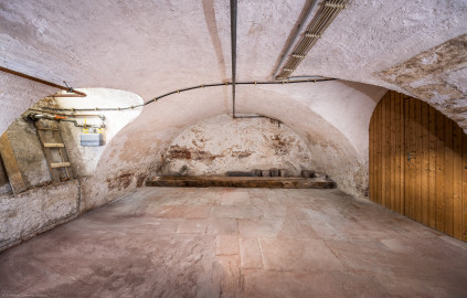 Schloss und Schlossgarten Schwetzingen - Sonstige Bauten - Altes Forstamt (Forsthausstraße 11) - Von innen - Keller - Von Süden - Blick nach Norden in den gewölbten Keller; links ein Kellerfenster zur Eingangsseite hin (Bau: Länge x Breite: ca. 22 x 14 Meter; Geschosse: 2; Fensterachsen: 7; Bauzeit: 1760; erbaut als Haus des kurfürstlichen Oberjägermeisters; Verbindung mit dem Palais Ysenburg: 1775; Architekt: unbekannt) (aufgenommen im Juni 2025, am späten Nachmittag) Schloss und Schlossgarten Schwetzingen - Sonstige Bauten - Altes Forstamt (Forsthausstraße 11) - Von innen - Keller - Von Süden - Blick nach Norden in den gewölbten Keller; links ein Kellerfenster zur Eingangsseite hin (Bau: Länge x Breite: ca. 22 x 14 Meter; Geschosse: 2; Fensterachsen: 7; Bauzeit: 1760; erbaut als Haus des kurfürstlichen Oberjägermeisters; Verbindung mit dem Palais Ysenburg: 1775; Architekt: unbekannt) (aufgenommen im Juni 2025, am späten Nachmittag)
