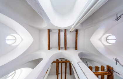 Schloss und Schlossgarten Schwetzingen - Sonstige Bauten - Oberes Wasserwerk - Wasserturm - Von innen - Obergeschoss / Cafeteria / Kantine - Nach oben - Blick vom Zentrum der südlichen Fensterachse (dem Zentrum des südlichen Teils des Raumes) nach oben; links ist Westen, unten ist Norden; Wände und mittige Pfeiler sind "gotisch" bzw. spitzbogenartig gestaltet; das Gitter aus Balken rechts unten ist eine kleine Zwischenebene zum Aufstieg in den Dachstuhl über Eisenleitern; oben rechts und unten links und rechts vier Leitungen (Steigleitungen? / Fallleitungen?) von der Brunnenstube zu den Wasserbehältern im Dachgeschoss; eiserne Anker in den Pfeilern und Holzbalken dienten wohl als Zwischenebenen zur Lagerung (Gesamte Anlage Brunnenstube, Pumpenstube, Räderwerk, Wasserturm und Kühlhaus): Länge x Breite: ca. 30 x 29 Meter, Wasserturm: Länge x Breite: ca. 14 x 14 Meter, Firsthöhe ca. 24 Meter; Bauzeit Anlage: um 1774, Gesamtinstandsetzung: 1994–2000; Architekt: Nicolas de Pigage, Brunnenmeister: Thomas Breuer) (aufgenommen im Juni 2025, am Nachmittag) Schloss und Schlossgarten Schwetzingen - Sonstige Bauten - Oberes Wasserwerk - Wasserturm - Von innen - Obergeschoss / Cafeteria / Kantine - Nach oben - Blick vom Zentrum der südlichen Fensterachse (dem Zentrum des südlichen Teils des Raumes) nach oben; links ist Westen, unten ist Norden; Wände und mittige Pfeiler sind "gotisch" bzw. spitzbogenartig gestaltet; das Gitter aus Balken rechts unten ist eine kleine Zwischenebene zum Aufstieg in den Dachstuhl über Eisenleitern; oben rechts und unten links und rechts vier Leitungen (Steigleitungen? / Fallleitungen?) von der Brunnenstube zu den Wasserbehältern im Dachgeschoss; eiserne Anker in den Pfeilern und Holzbalken dienten wohl als Zwischenebenen zur Lagerung (Gesamte Anlage Brunnenstube, Pumpenstube, Räderwerk, Wasserturm und Kühlhaus): Länge x Breite: ca. 30 x 29 Meter, Wasserturm: Länge x Breite: ca. 14 x 14 Meter, Firsthöhe ca. 24 Meter; Bauzeit Anlage: um 1774, Gesamtinstandsetzung: 1994–2000; Architekt: Nicolas de Pigage, Brunnenmeister: Thomas Breuer) (aufgenommen im Juni 2025, am Nachmittag)