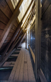 Schloss und Schlossgarten Schwetzingen - Sonstige Bauten - Oberes Wasserwerk - Wasserturm - Von innen - Dachstuhl - Von Süden - Blick vom südwestlichen Eck des Dachstuhls nach Norden; rechts die Westwand des Wasserbeckens; geschätzte Abmessungen des Behälters: Länge x Breite x Höhe 8 x 8 x 3 Meter, Fassungsvermögen ca. 170 Kubikmeter, Höhe über Boden ca. 17 Meter (Gesamte Anlage Brunnenstube, Pumpenstube, Räderwerk, Wasserturm und Kühlhaus): Länge x Breite: ca. 30 x 29 Meter, Wasserturm: Länge x Breite: ca. 14 x 14 Meter, Firsthöhe ca. 24 Meter; Bauzeit Anlage: um 1774, Gesamtinstandsetzung: 1994–2000; Architekt: Nicolas de Pigage, Brunnenmeister: Thomas Breuer) (aufgenommen im Juni 2025, um die Mittagszeit)