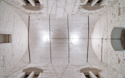 Schloss und Schlossgarten Schwetzingen - Sonstige Bauten - Oberes Wasserwerk - Kühlhaus - Von innen - Wildbretkeller - Von unten - Zentraler Blick nach oben auf die Eisenstangen und auf das Tonnengewölbe; rechts ist Süden / der Eingang, unten ist Osten; der Wildbretkeller diente dem Abhängen von Wild an den eisernen Stangen und zur Lagerung von Lebensmitteln (Gesamte Anlage Brunnenstube, Pumpenstube, Räderwerk, Wasserturm und Kühlhaus): Länge x Breite: ca. 30 x 29 Meter, Kühlhaus: Länge x Breite: ca. 14 x 13 Meter, Firsthöhe ca. 14 Meter, Kellertiefe ca. 3 Meter; Bauzeit Anlage: um 1774, Gesamtinstandsetzung: 1994–2000; Architekt: Nicolas de Pigage, Brunnenmeister: Thomas Breuer) (aufgenommen im Juni 2025, am Nachmittag) Schloss und Schlossgarten Schwetzingen - Sonstige Bauten - Oberes Wasserwerk - Kühlhaus - Von innen - Wildbretkeller - Von unten - Zentraler Blick nach oben auf die Eisenstangen und auf das Tonnengewölbe; rechts ist Süden / der Eingang, unten ist Osten; der Wildbretkeller diente dem Abhängen von Wild an den eisernen Stangen und zur Lagerung von Lebensmitteln (Gesamte Anlage Brunnenstube, Pumpenstube, Räderwerk, Wasserturm und Kühlhaus): Länge x Breite: ca. 30 x 29 Meter, Kühlhaus: Länge x Breite: ca. 14 x 13 Meter, Firsthöhe ca. 14 Meter, Kellertiefe ca. 3 Meter; Bauzeit Anlage: um 1774, Gesamtinstandsetzung: 1994–2000; Architekt: Nicolas de Pigage, Brunnenmeister: Thomas Breuer) (aufgenommen im Juni 2025, am Nachmittag)