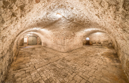 Schloss und Schlossgarten Schwetzingen - Sonstige Bauten - Oberes Wasserwerk - Kühlhaus - Von innen - Eiskeller - Von Nordost - Blick aus der Nordostecke des Eiskellers in den Raum (Innenmaße Länge x Breite ca. 14 x 11 Meter), in dem ehemals u.a. Wein und Lebensmittel gelagert wurden; in der Mitte ein zugangsloser Raum (Außenmaße Länge x Breite ca. 6,5 x 4 Meter, Innenmaße Länge x Breite ca. 4,8 x 1,8 Meter), den man vom darüber liegenden Wildbretkeller durch ein Loch in dessen Fußboden mit Eisblöcken befüllen konnte (Gesamte Anlage Brunnenstube, Pumpenstube, Räderwerk, Wasserturm und Kühlhaus): Länge x Breite: ca. 30 x 29 Meter, Kühlhaus: Länge x Breite: ca. 14 x 13 Meter, Firsthöhe ca. 14 Meter, Kellertiefe ca. 3 Meter; Bauzeit Anlage: um 1774, Gesamtinstandsetzung: 1994–2000; Architekt: Nicolas de Pigage, Brunnenmeister: Thomas Breuer) (aufgenommen im Juni 2025, am späten Nachmittag)