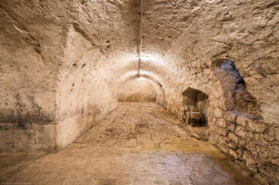 Schloss und Schlossgarten Schwetzingen - Sonstige Bauten - Oberes Wasserwerk - Kühlhaus - Von innen - Eiskeller - Von Südost - Blick von der Eingangstür des Eiskeller im Südosten nach Norden in den Raum (Innenmaße Länge x Breite ca. 14 x 11 Meter), in dem ehemals u.a. Wein und Lebensmittel gelagert wurden; links ein zugangsloser Raum (Außenmaße Länge x Breite ca. 6,5 x 4 Meter, Innenmaße Länge x Breite ca. 4,8 x 1,8 Meter), den man vom darüber liegenden Wildbretkeller durch ein Loch in dessen Fußboden mit Eisblöcken befüllen konnte (Gesamte Anlage Brunnenstube, Pumpenstube, Räderwerk, Wasserturm und Kühlhaus): Länge x Breite: ca. 30 x 29 Meter, Kühlhaus: Länge x Breite: ca. 14 x 13 Meter, Firsthöhe ca. 14 Meter, Kellertiefe ca. 3 Meter; Bauzeit Anlage: um 1774, Gesamtinstandsetzung: 1994–2000; Architekt: Nicolas de Pigage, Brunnenmeister: Thomas Breuer) (aufgenommen im Juni 2025, am späten Nachmittag)